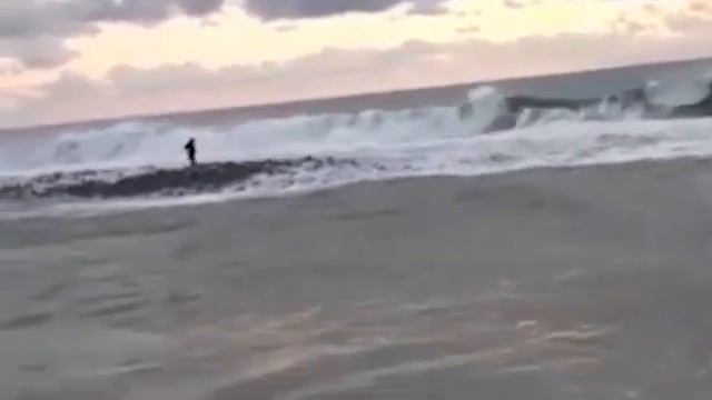 Подростков унесло в штормовое море в Лазаревском районе смотреть онлайн