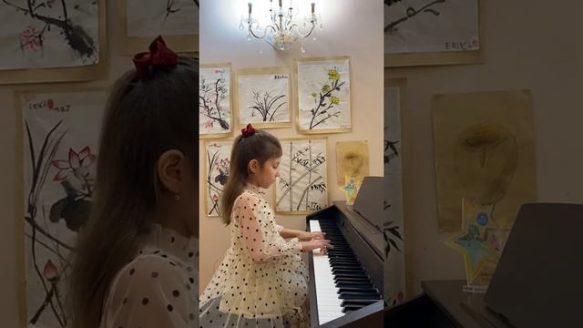 Л.Моцарт -Менуэт. Исполняет Эрика Шарова, 6 лет. смотреть онлайн
