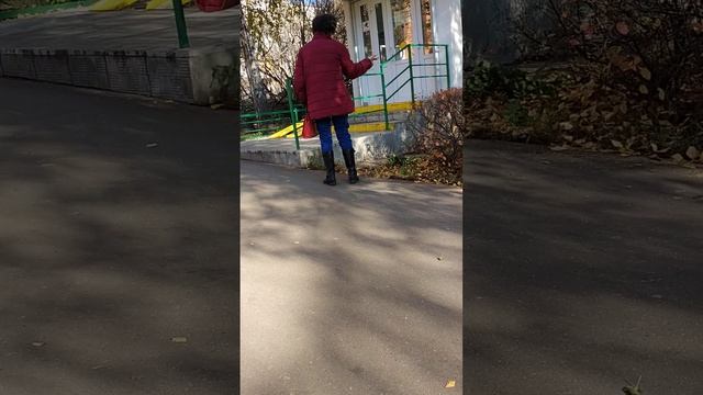 Неадекватная тотка рядом с метро Медведково. смотреть онлайн