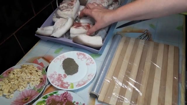 Вкусный способ засолки сала, получается мягкое и ароматное. #Соленоесало смотреть онлайн