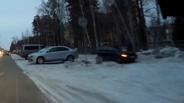 Езда по тротуару на против здания полиции Снежинск 25 ноября 2014 смотреть онлайн