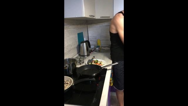 24 ЧАСА ПИТАЮСЬ КАК ДУЭЙН ДЖОНСОН / Рацион питания Скалы смотреть онлайн