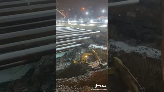 Разработка восточной части котлована станции метро