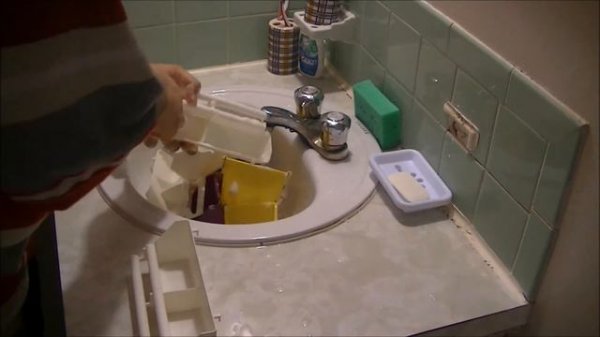 How to Wash & Dry budgie's food/water container? 'BUDGIE WHISPERER'