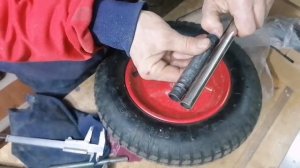 Как быстро и правильно поменять подшибники на колесе садовой тележки.