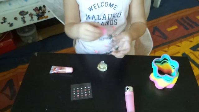 Красим ногти и губы детской косметикой Hello Kitty смотреть онлайн