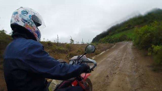 Боливия, ч.1: солончак Уюни, следы динозавров, музей с черепами, петроглифы, кладбище паровозов смотреть онлайн