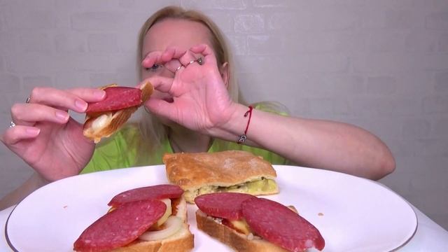 МУКБАНГ ПИРОГ С КАРТОШКОЙ И КУРИЦЕЙ,БУТЕРБРОДЫ/Mukbang еда на камеру/Русский мукбанг/Домашняя еда/ смотреть онлайн