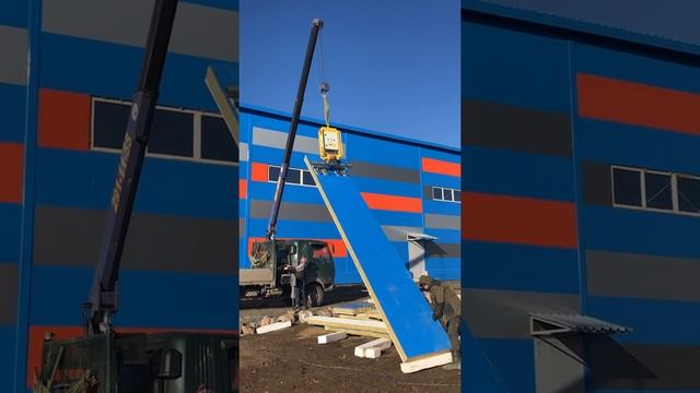 Вертикальный монтаж сэндвич панелей вакуумным захватом смотреть онлайн