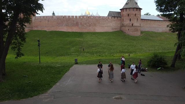 танцы шотландцев под новгородский кремлём, смотрится интересно, вспомнил фильм горец) смотреть онлайн