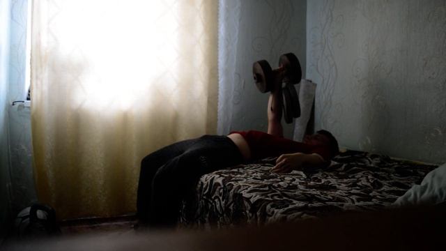 Жим гантели 32 кг лежа правой рукой смотреть онлайн