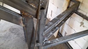 металлическая лестница с поворотом 90градусов.