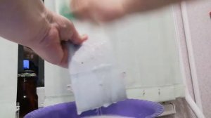 Как легко постирать жалюзи, не снимая с окна.