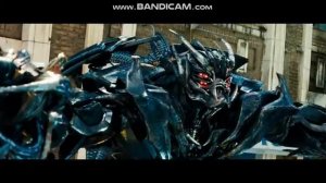 Десептиконы дрэды Крэнкейс, Кроубар, Хэтчет против Автоботов. Трансформеры 3: Тёмная сторона Луны.