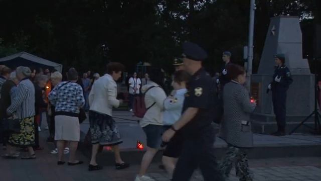В Армавире в 4 утра более 500 человек зажгли свечи в День памяти и скорби смотреть онлайн