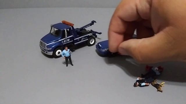 Greenlight 1/64 NYPD Tow Truck And Police Figures!!