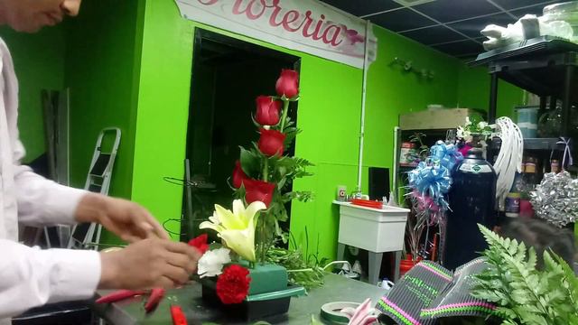 Un arreglo floral facil de hacer, elegante y unico a la vez. clasesdefloristeria.com смотреть онлайн
