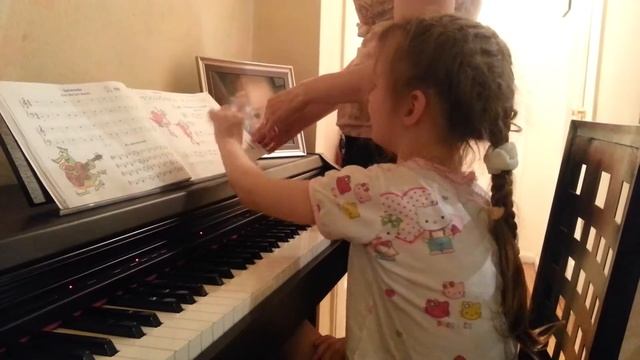 Алиса играет на пианино перед сном смотреть онлайн