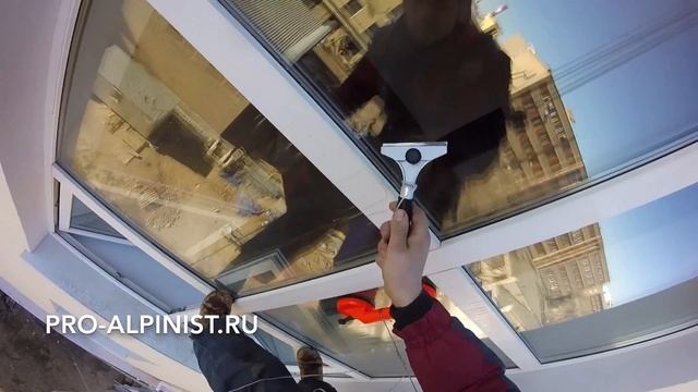 Мойка окон альпинистами. Как помыть окна снаружи. смотреть онлайн