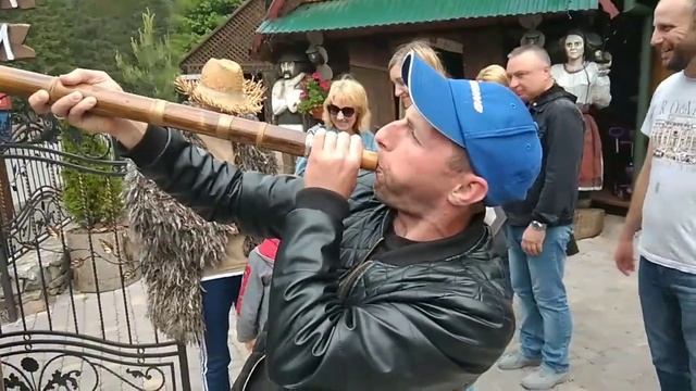 Первое знакомство с трембитой пытаюсь создать звук. Украина Закарпатье Ужгород озеро Севенир смотреть онлайн