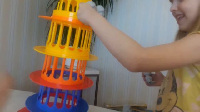 Играем в супер игру БАШНЯ ПОВАЛЯШКА/кошка помогает играть смотреть онлайн