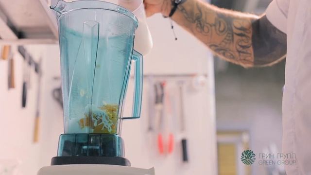 Крем-суп из тыквы со слабосоленым лососем, маслом тыквенных семечек и маслом черного тмина.