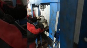 Volkswagen crafter!  Замена правого переднего ступичного подшипника и шаровой опоры