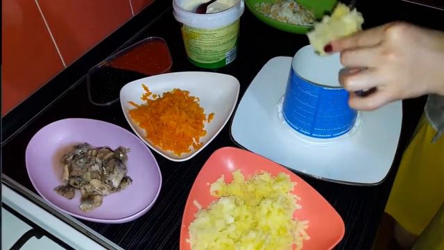 Салат .Қымбат тонға оралған селедка.(Салат.Сельд под дорогой шубой). смотреть онлайн