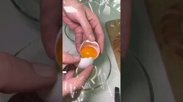 Яичница с сосисками на завтрак. Цветы из яичницы . Красивый завтрак. Яйца на сковородке. #shorts смотреть онлайн