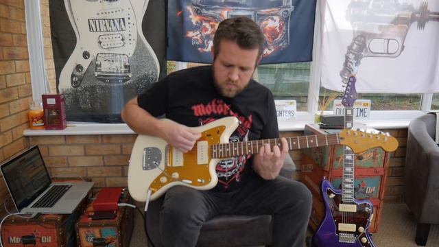 JAZZMASTER COMPARISON Revelation RVJT Vs Squier J Mascis Vs Squier Vintage Modified смотреть онлайн