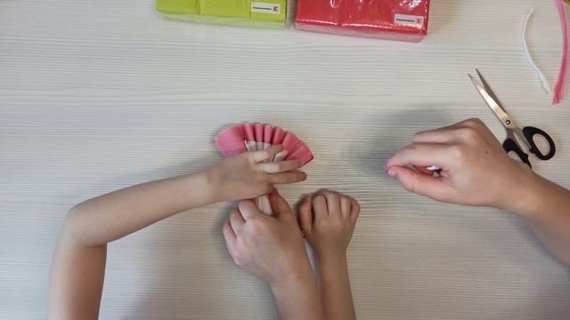 DIY: Цветочки из салфеток своими руками. Мастер класс. How to make flowers out of paper napkins. смотреть онлайн