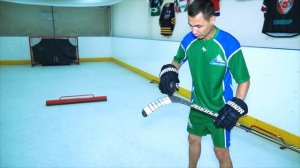 Как правильно выполнить бросок с неудобной руки в хоккее.