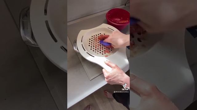 Tupperware Klimpu rīve apaļā. Круглая терка для шпецле (клёцок) смотреть онлайн