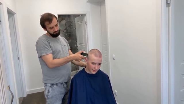 ЗАБИРАЮТ В АРМИЮ В 12 ЛЕТ !!! СТРИЖКА НАЛЫСО в прямом эфире БАРБЕРШОП УФА смотреть онлайн