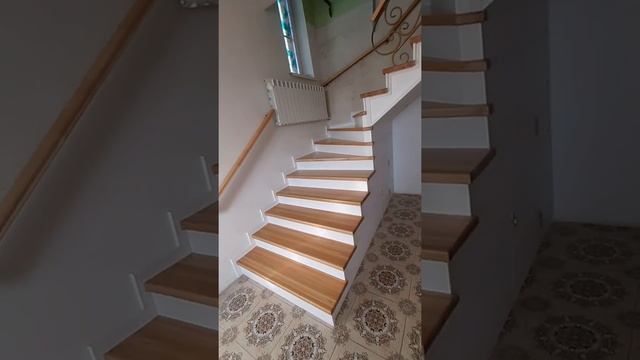 отделка каркаса лестницы массивом лиственницы и сосны. смотреть онлайн