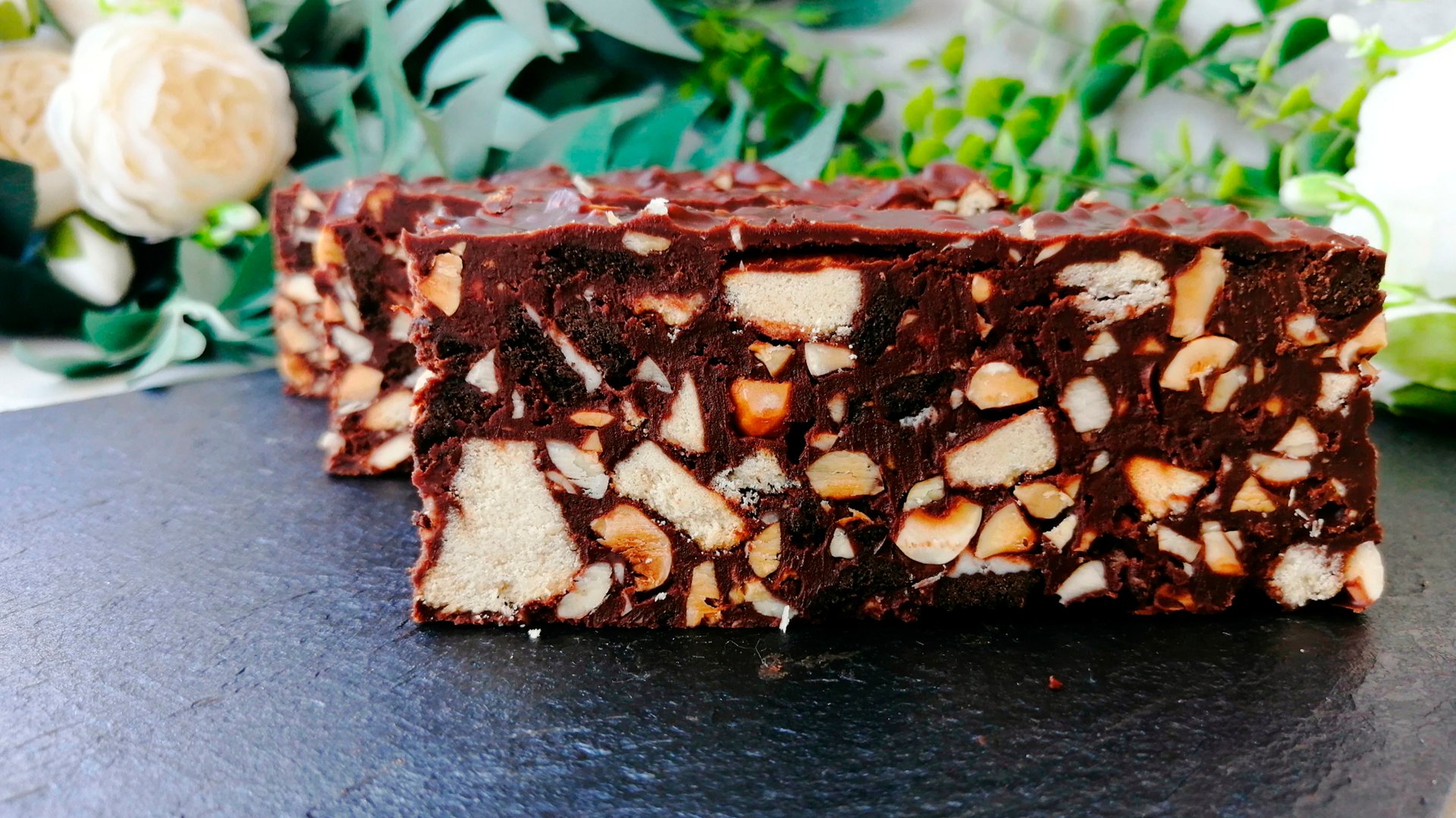 Шоколадный тарт с печеньем и фундуком. Простой рецепт