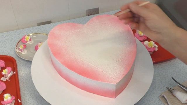 Торт СЕРДЦЕ с экзотическими цветами(крем БЗК). смотреть онлайн