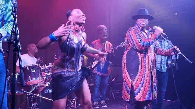 Kanda Bongo Man at South Street Arts Centre, Reading смотреть онлайн