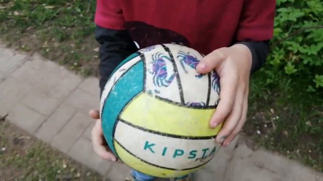 Нашли за помойкай маленький мяч целый. смотреть онлайн