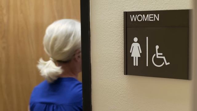 Garçonete vê menina fazer sinal com a mão no restaurante e chama a polícia! смотреть онлайн