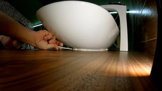 как наносить силикон на труднодоступные места санузла? #силикон,#герметизация,#силиконить смотреть онлайн