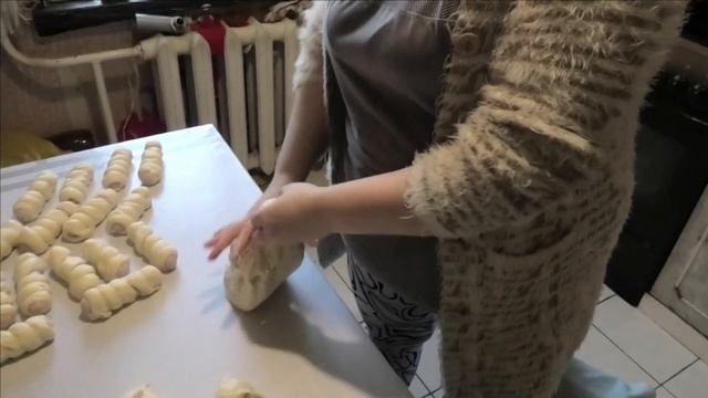 СОСИСКА В ТЕСТЕ // ПИРОЖКИ С КАПУСТОЙ смотреть онлайн