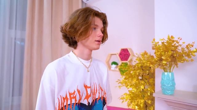 Гига Богатые Родители VS Бедные Родители | День Рождения Нищей VS Богатой Студентки смотреть онлайн