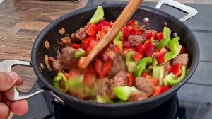 Тушеное мясо с овощами. Сытный и вкусный ужин ,быстренько! Этот рецепт должны знать все!