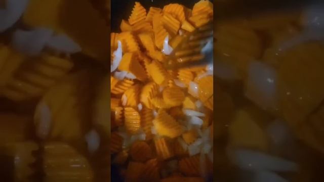 ЖАРЕНАЯ МОРКОВЬ С ЛУКОМ И БОЛГАРСКИМ ПЕРЦЕМ НА СКОВОРОДЕ #рецепты #приятного_просмотра #перец смотреть онлайн