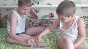 14 мая 2022 дети едят клубнику