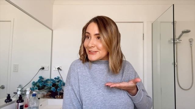 How to curl your hair with a straightener easy for beginners | Short Hair смотреть онлайн