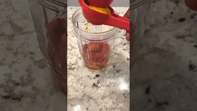 Strawberry lemonade with a twist. #viral #fyp #mindfulmunching смотреть онлайн