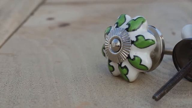 BPCK 098 - Green leaf with white base ceramic knob смотреть онлайн