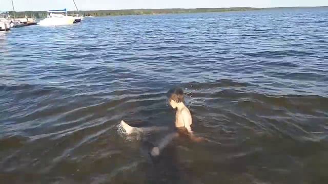 20210619 185705 Вова радуется воде на пляже яхтклуба